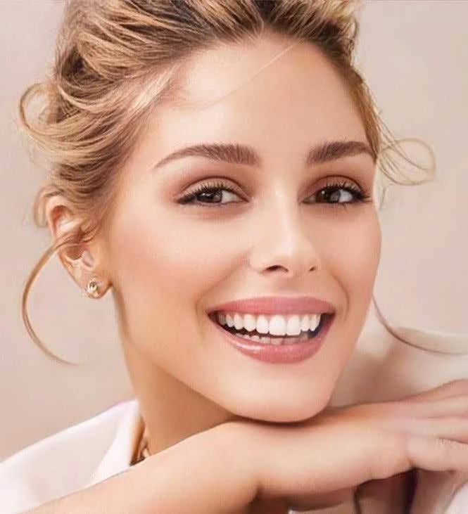 لبخند طبیعی و متناسب با چهره